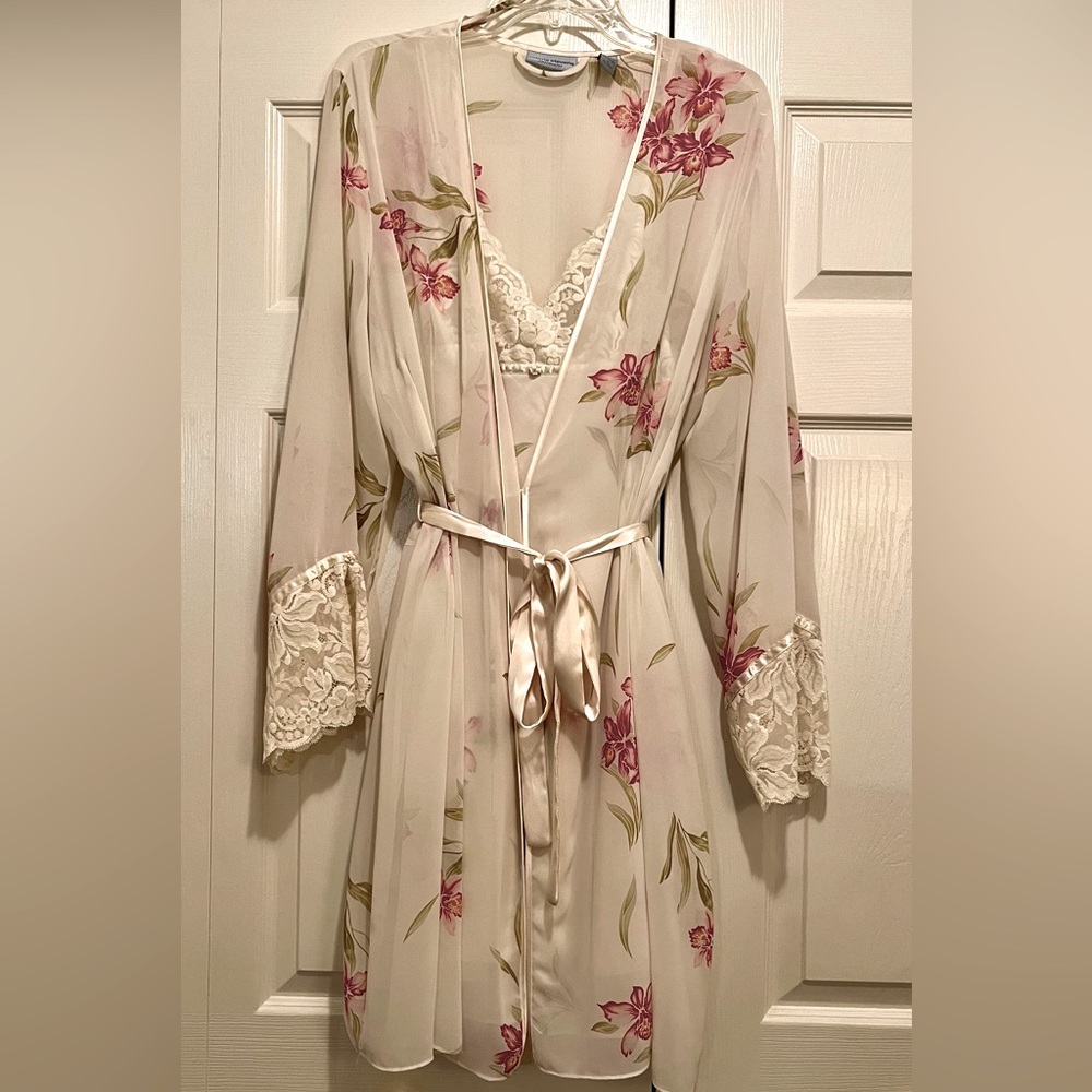 Valerie Stevens Cream and Fuschia Floral Peignoir Set